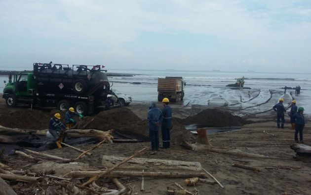 Fiscalía investiga derrame de petróleo en playa Las Palmas de Esmeraldas