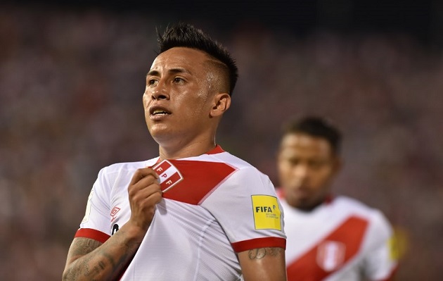 Jugador peruano es insultado por hincha en pleno vuelo