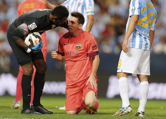 (VIDEO) Messi terminó en el piso tras recibir manotazo en la cara