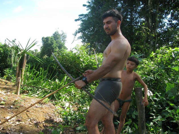 Hombre encuentra a su madre perdida en una tribu de la Amazonia
