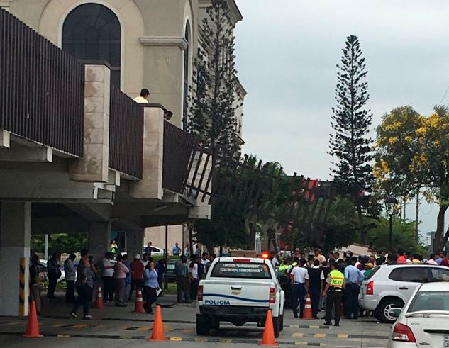 Tres heridos dejó desplome de vehículo en centro comercial de la vía a Samborondón