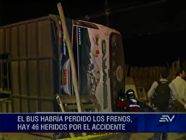 Accidente de bus dejó tres muertos y 46 heridos en la vía Quito - Cayambe