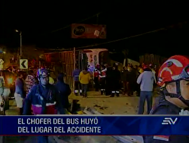 Accidente de bus dejó tres muertos y 46 heridos en la vía Quito - Cayambe