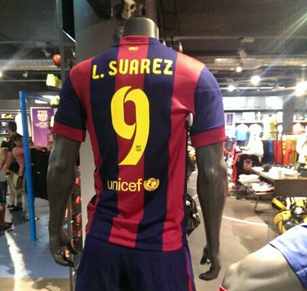 En Barcelona ya venden la camiseta de Luis Suárez