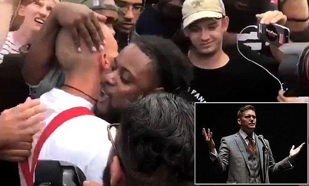 Un afroamericano abraza a un neonazi durante una protesta en EE.UU.