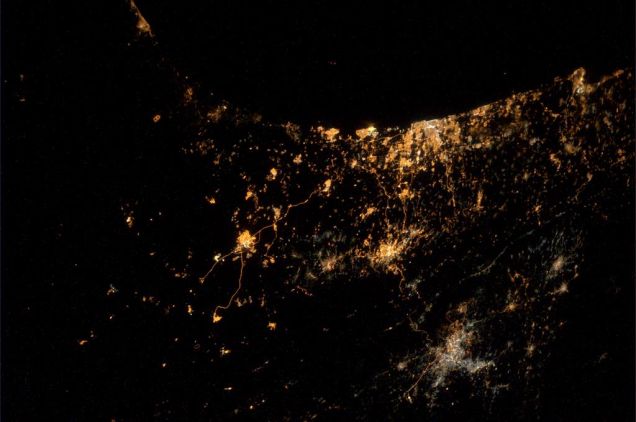 La foto más triste desde el espacio: cohetes y explosiones en Gaza