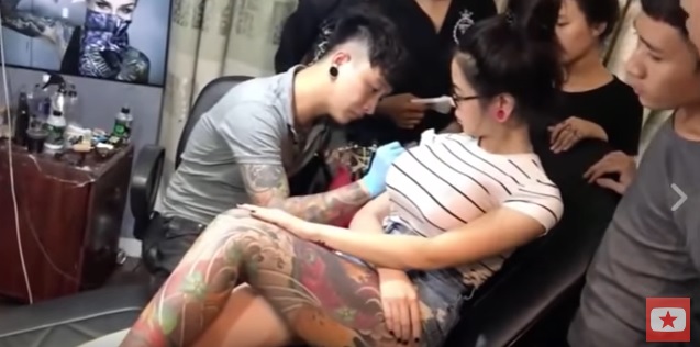 La inesperada y divertida explosión de &quot;pecho&quot; durante sesión de tatuaje