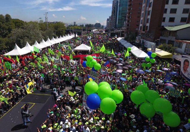 Simpatizantes de PAIS festejan en norte de Quito victoria de Lenín Moreno