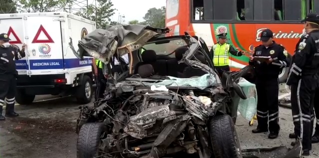 Mujer muere en accidente entre un bus y auto en km 12 de la vía a Quinindé