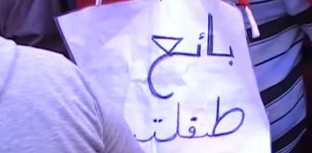 Un marroquí sale a una plaza anunciando que vende a sus hijas
