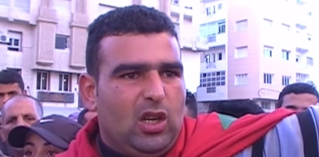 Un marroquí sale a una plaza anunciando que vende a sus hijas