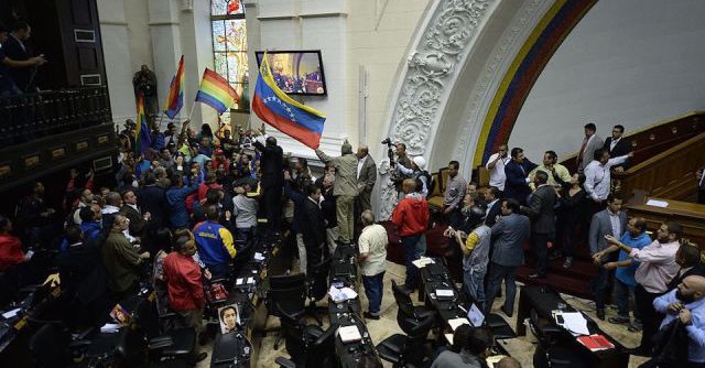 Parlamento llama a defender democracia ante &quot;golpe&quot; en Venezuela