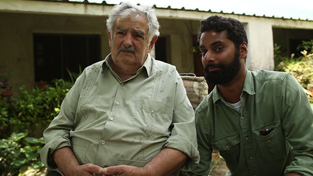 Periodista se fuma un porro de marihuana frente a Mujica