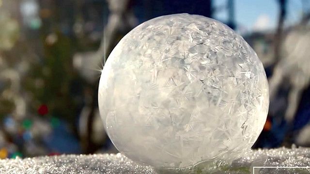 Mira el momento exacto en el que se congela una burbuja