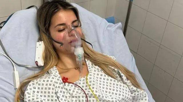 La influencer Natalia Osona fue hospitalizada de emergencias tras ser mordida por un animal con rabia