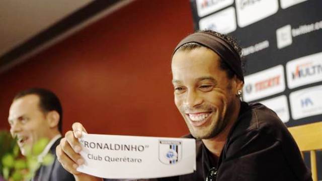 Ronaldinho volvió a Querétaro... con tres semanas de retraso