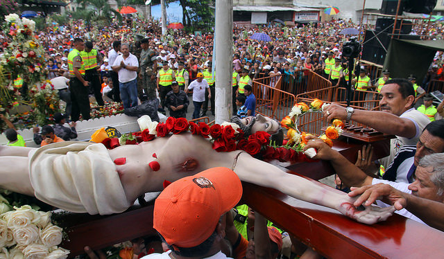 Imagen del Cristo del Consuelo se alista para vía crucis durante visita del papa