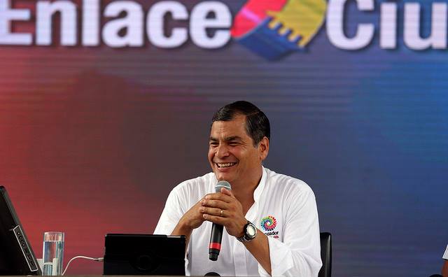 Rafael Correa analiza reducir salarios de altos funcionarios públicos de Ecuador