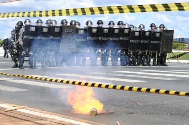 Militares custodian Brasilia, mientras crece presión para salida de Temer