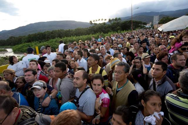 Santos otorga residencia por dos años a 440.000 venezolanos