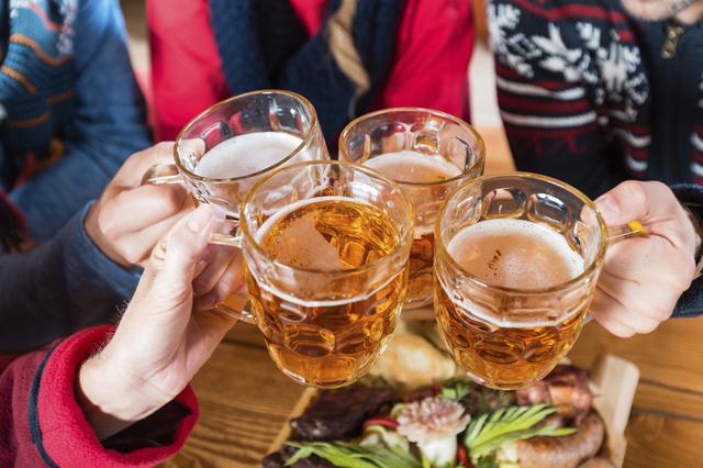 El alcohol activa las mismas neuronas que estimulan el hambre, según estudio
