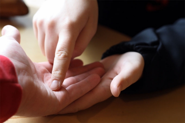 Cómo predecir tu vida amorosa usando la palma de la mano