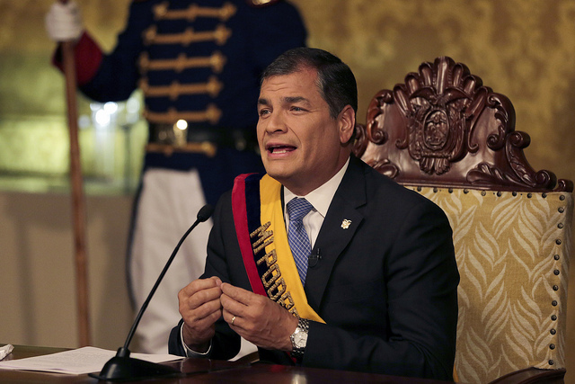 Presidente Correa dice que &quot;hoy los ricos luchan contra gobierno de pobres&quot;