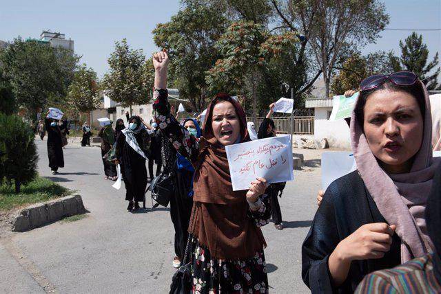 Un grupo de mujeres protesta en Afganistán por la orden de los talibanes de cerrar los centros de belleza