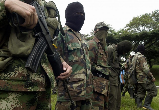 Colombia: se entregan 117 presuntos milicianos de las FARC
