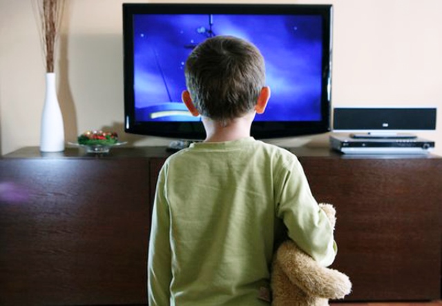Los niños pierden 7 minutos de sueño por cada hora de TV que ven al día