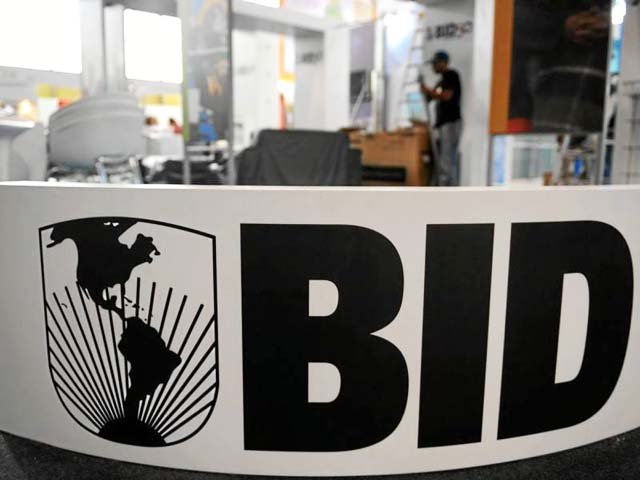 BID otorga préstamo a Ecuador ante caída del precio del petróleo