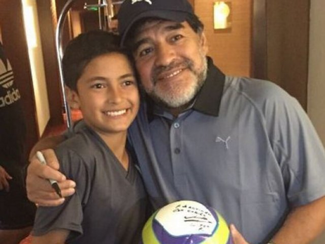 Maradona pide perdón al niño que agredió tras partido por la paz en Colombia