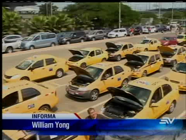 Largas filas de autos marcaron jornada de Matriculación en Guayaquil