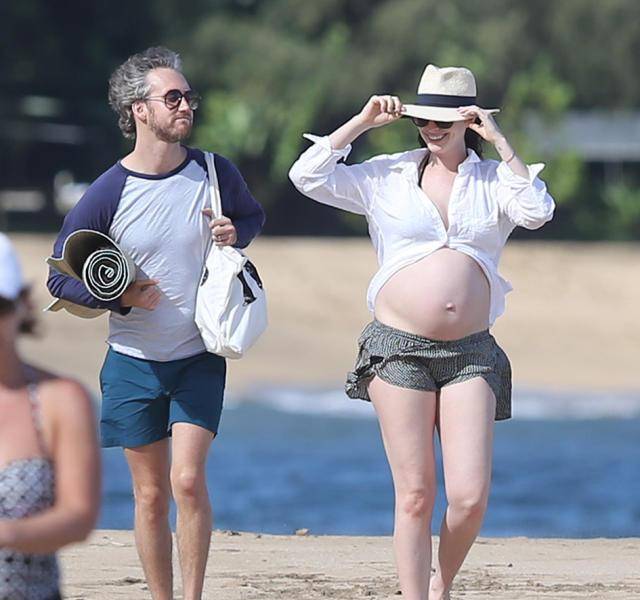 Imagen difundida de Anne Hathaway embarazada.