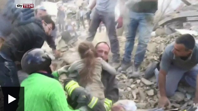 Terremoto en Italia: el esperanzador momento en el que rescatan a una niña de debajo de los escombros
