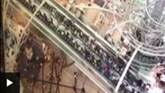El espeluznante momento en que una escalera eléctrica se sale de control en Hong Kong y causa 18 heridos