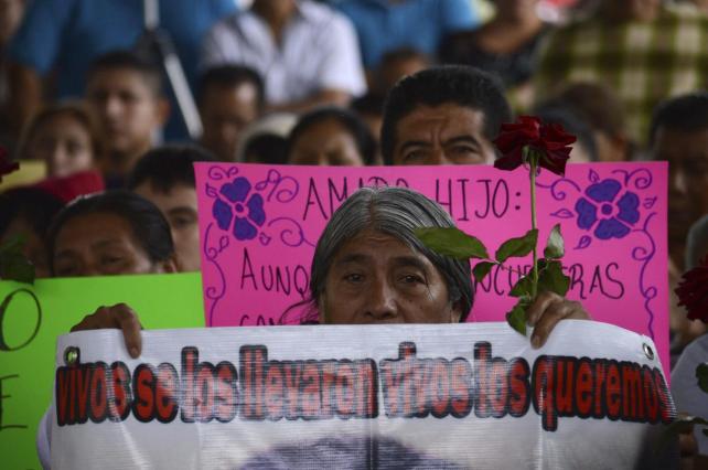 Con oración y cánticos recuerdan en Navidad a los 43 mexicanos desaparecidos