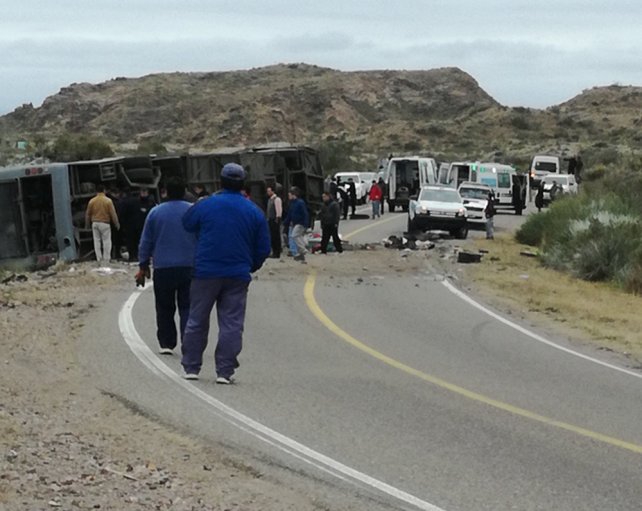 Al menos 12 muertos al volcarse un bus en una ruta montañosa de Argentina