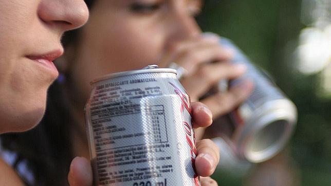 El consumo diario de bebidas ‘light’ triplica el riesgo de alzhéimer o ictus