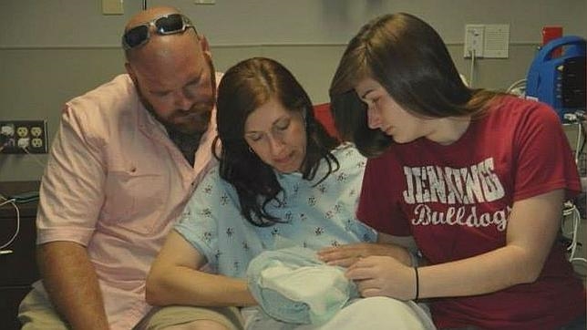 Mujer se niega a quitar de Facebook fotos de su bebé que murió al nacer