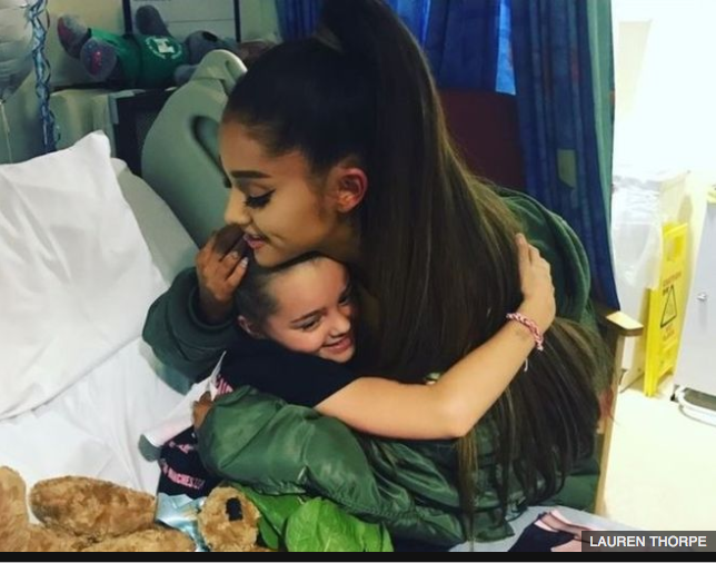 Ariana Grande sorprende a sus fanáticos en su visita al hospital de Manchester