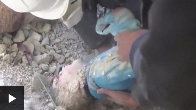 El increíble momento en que rescatan a una niña de entre los escombros en Siria