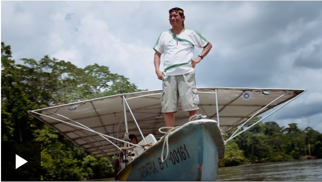 La canoa solar comunitaria que hicieron los achuar en Ecuador