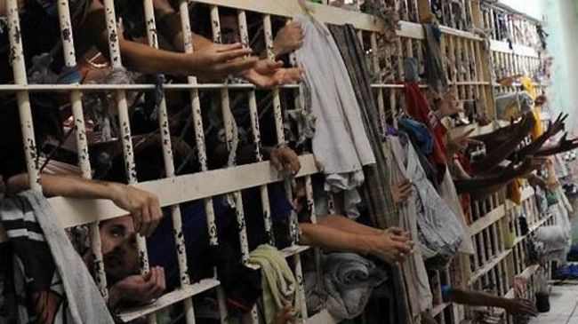 Por un túnel y hasta por la puerta, presos intentan huir de una cárcel en Brasil