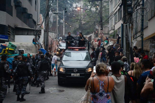 Nueva ola de tiroteos deja un policía muerto en Río de Janeiro
