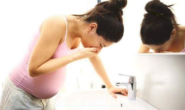 Náuseas y vómito en embarazo son señal de gestación saludable, según estudio