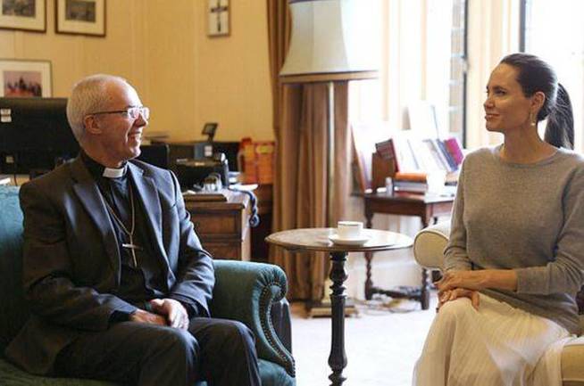 Critican a Angelina Jolie por reunirse con un Arzobispo sin brasier