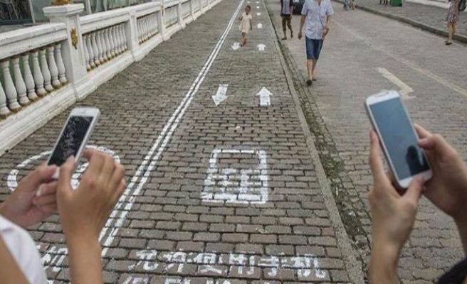 China construye un carril para los peatones que utilizan el móvil