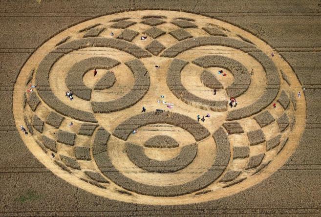 Un enorme círculo de trigo atrae a centenares de curiosos