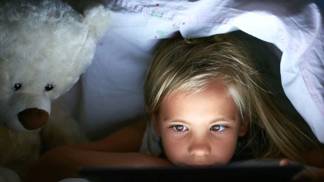 Las pantallas casi no afectan el sueño de los niños